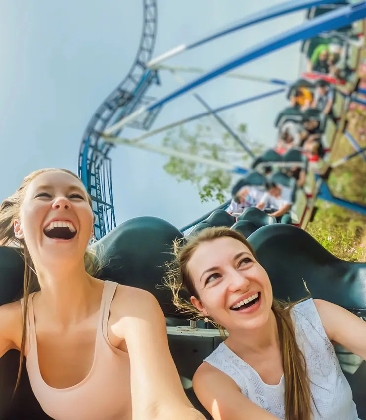 Zwei Frauen jubeln auf einer Achterbahn im Europa-Park